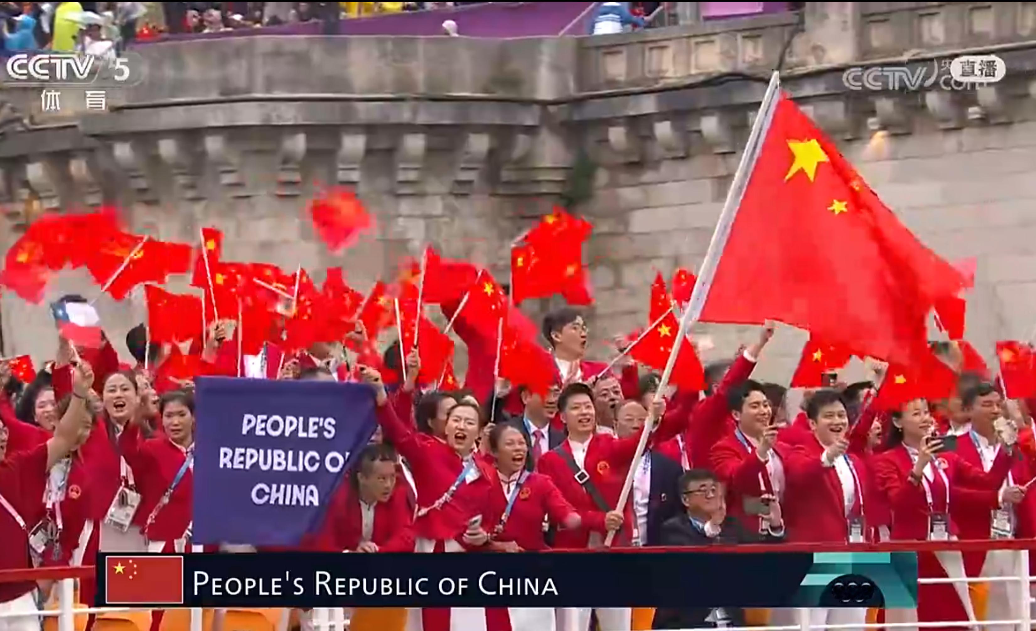 #巴黎奥运开幕式# 这开幕式是真简陋啊，不过看着还可以，至少气氛是欢乐的，中国队