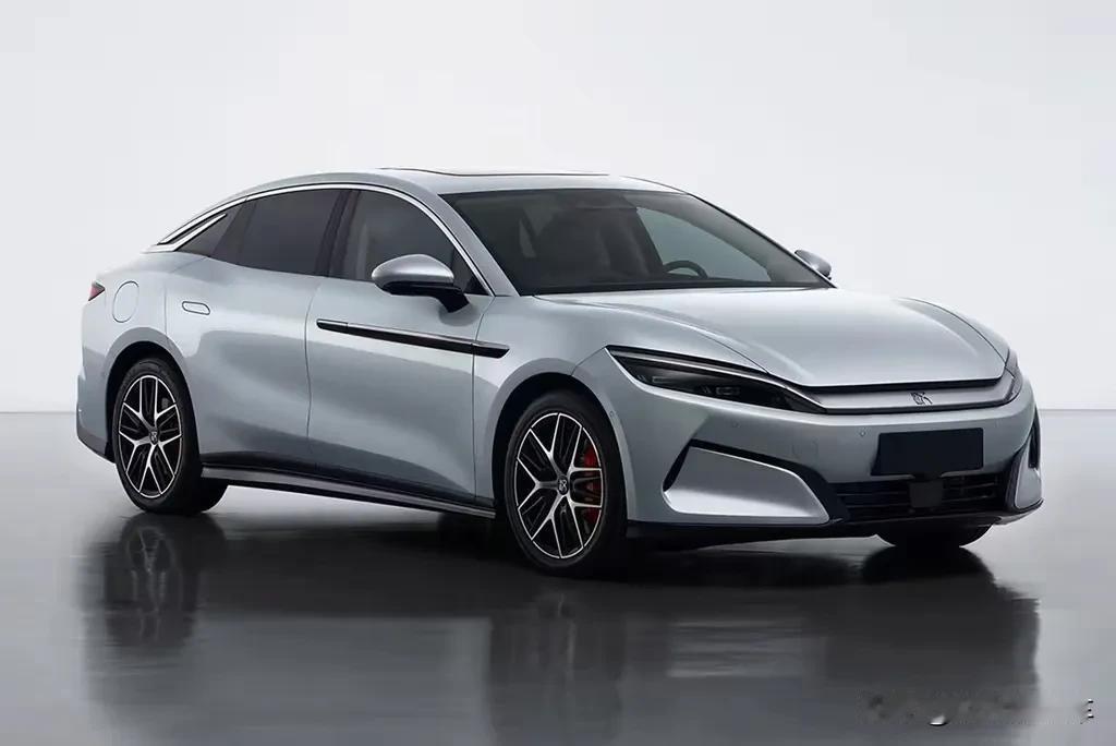 曾几何时，“续航焦虑”如同影子般困扰着每位新能源汽车用户。然而随着技术迭代与设施