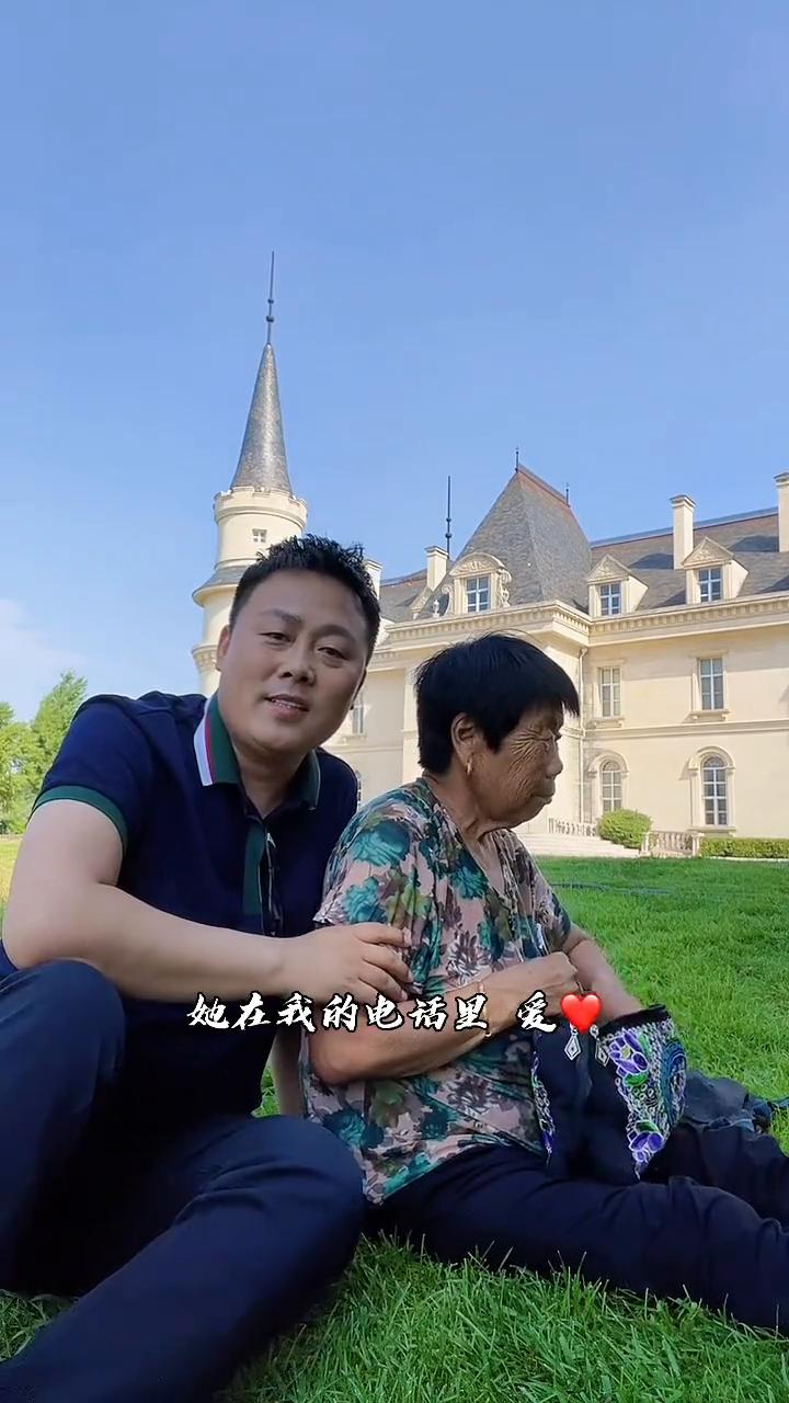 妈妈老了，谁来把她陪伴？妈妈的泪水，老屋的孤单，我在她的思念中，她在我的电话里爱
