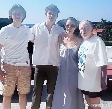 杨紫琼和富商老公一起出国度假，站一起完全没有夫妻的感觉。 ​​​