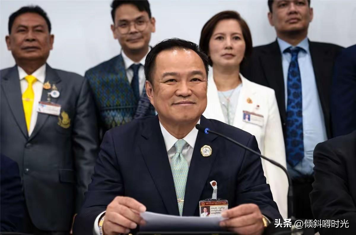再有一个小时，就到了泰国选举委员会公布最终裁决的时候了，泰国现任政府总理阿努廷究