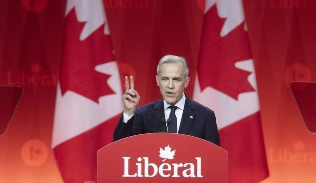 卡尼反击了！面对特朗普“100%关税”的断头台，加拿大没有跪，没有求，而是发动了