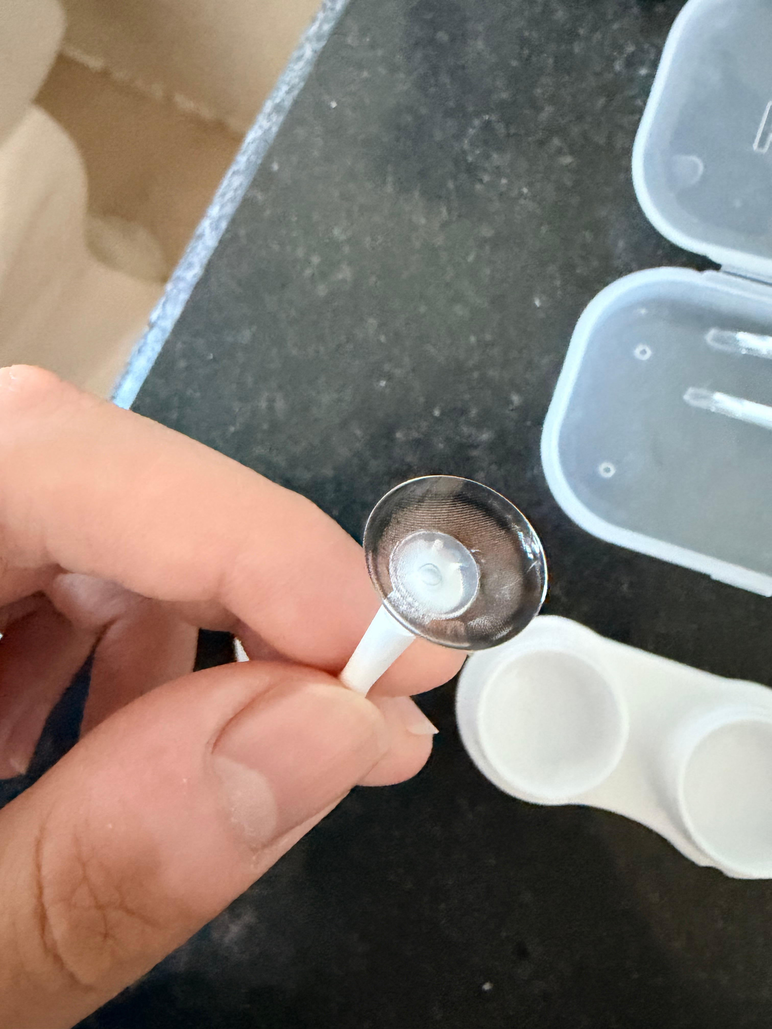 眼睛里容不得沙子。一点毛病没有，戴隐形眼镜，没看到眼睛上有什么东西，但戴上就是不