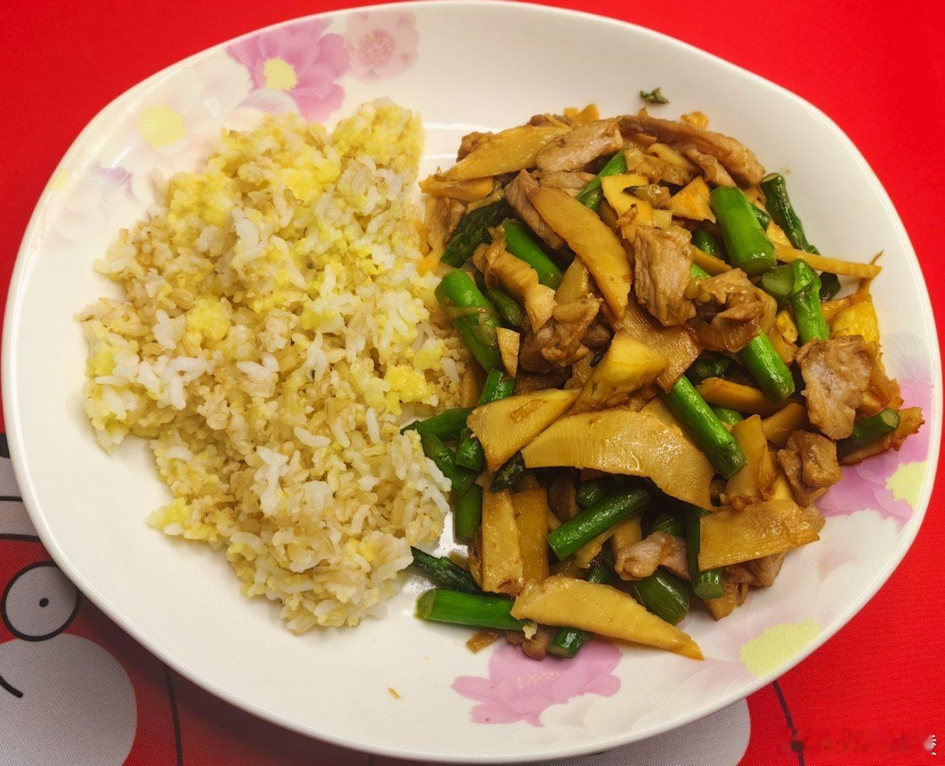 一个人的晚餐：发酵糙米小米米饭，米的生重70 g吧，多也多不到哪去；肉丝冬笋芦笋