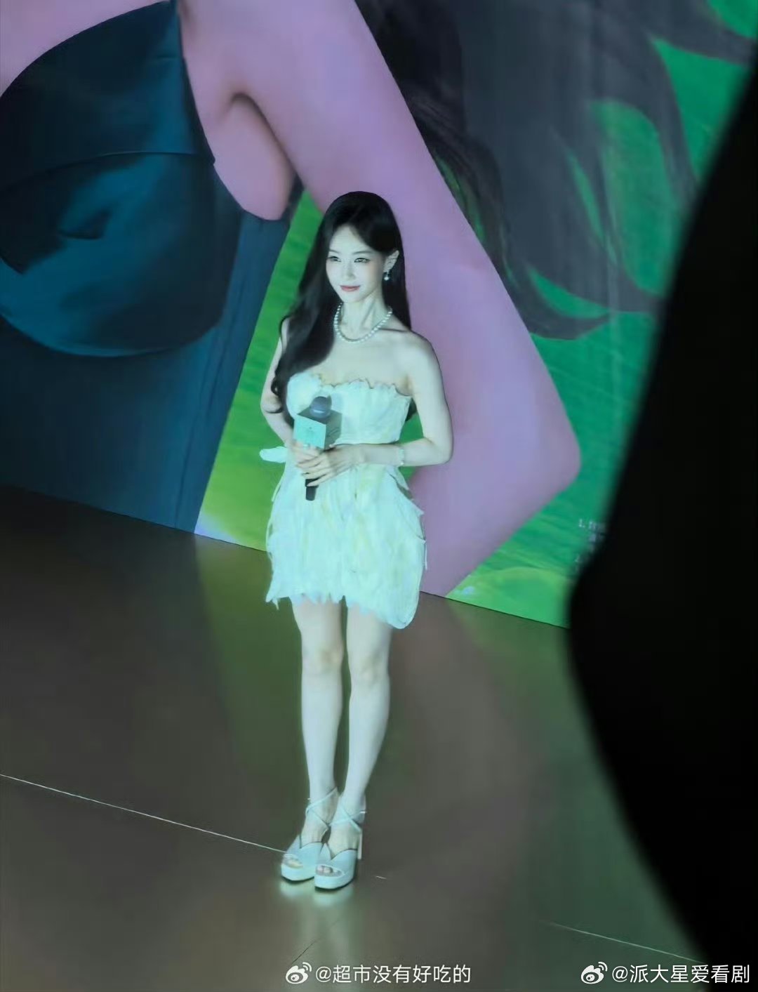 李一桐互联网没有你在乎的人了吗李一桐美得明艳动人却完全不端架子。放下偶像滤镜肆意