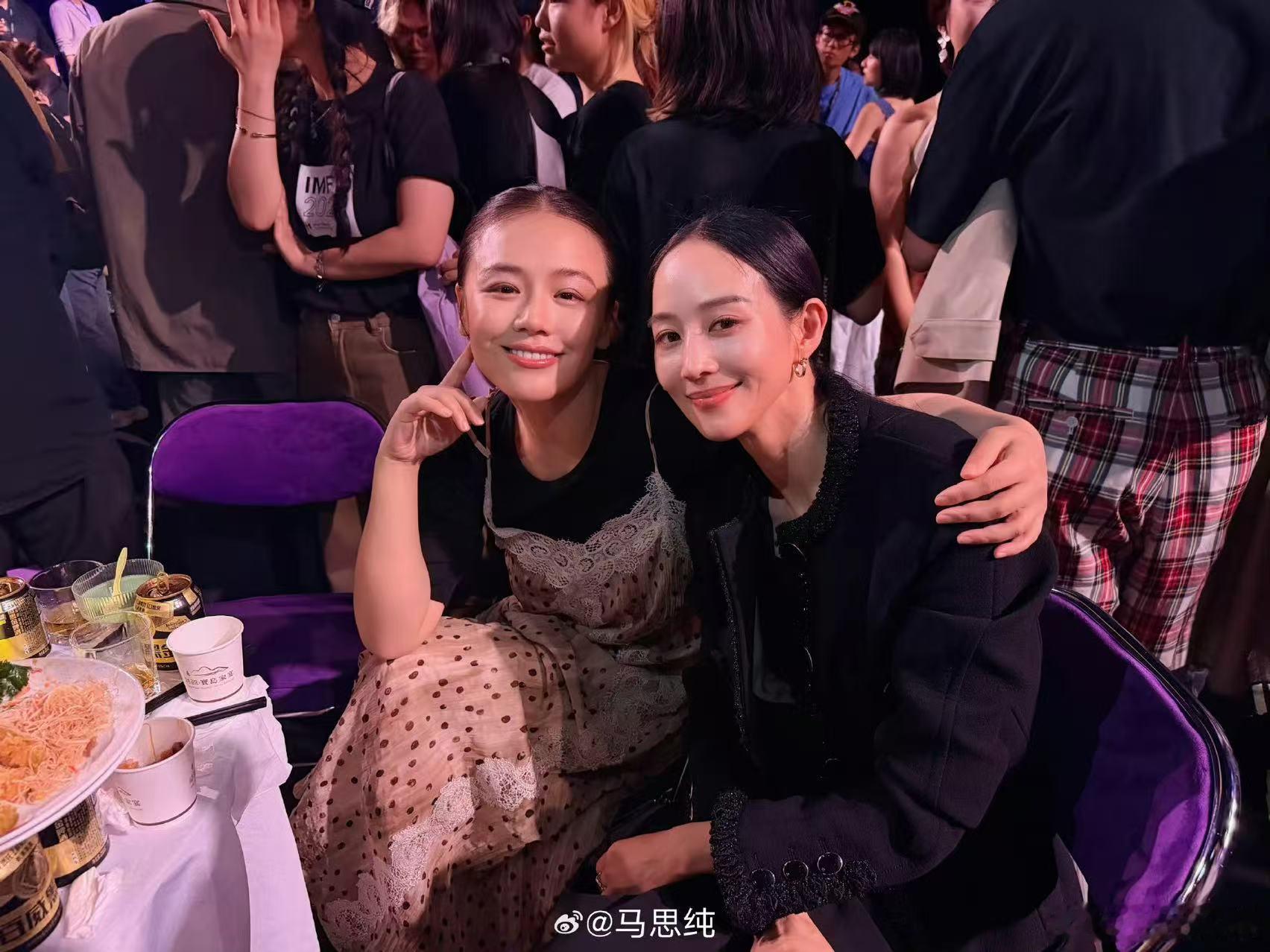 马思纯张钧甯合照马思纯张钧甯同框 马思纯和张钧甯同框合照，两位气质姐姐同框，氛围