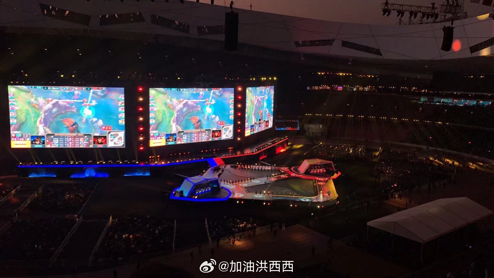 17年在鸟巢和朋友看了faker，那一次惜败三星据说是他职业生涯的一大痛，在现场