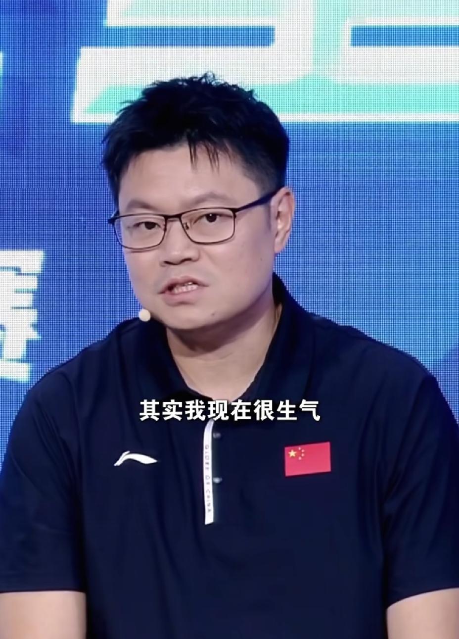 陈熠输给张本美和，
最生气的人是侯英超。
看侯老师犀利的点评，
就知道他有多生气