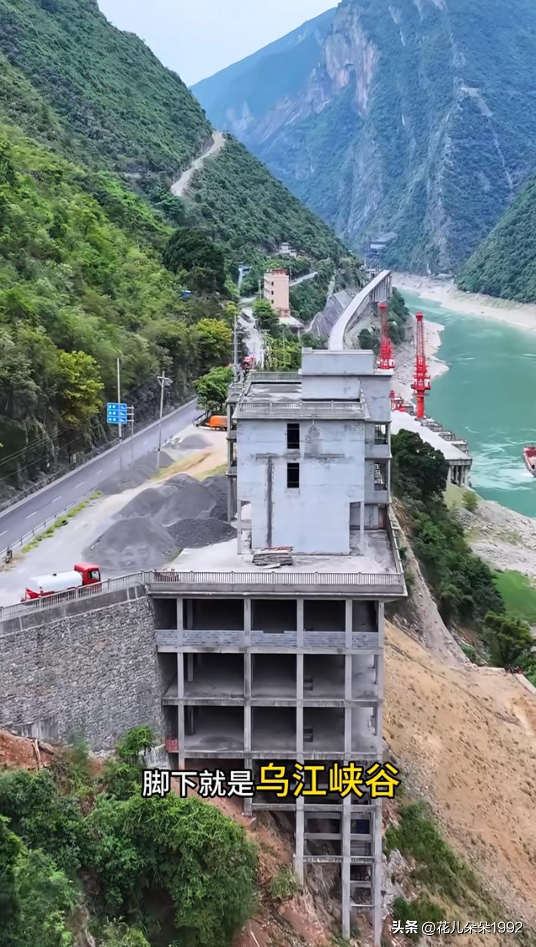 又是乌江这里，有钱人在这建了一栋大楼。靠山面水，地上3层，地下7层，是不是要和洪
