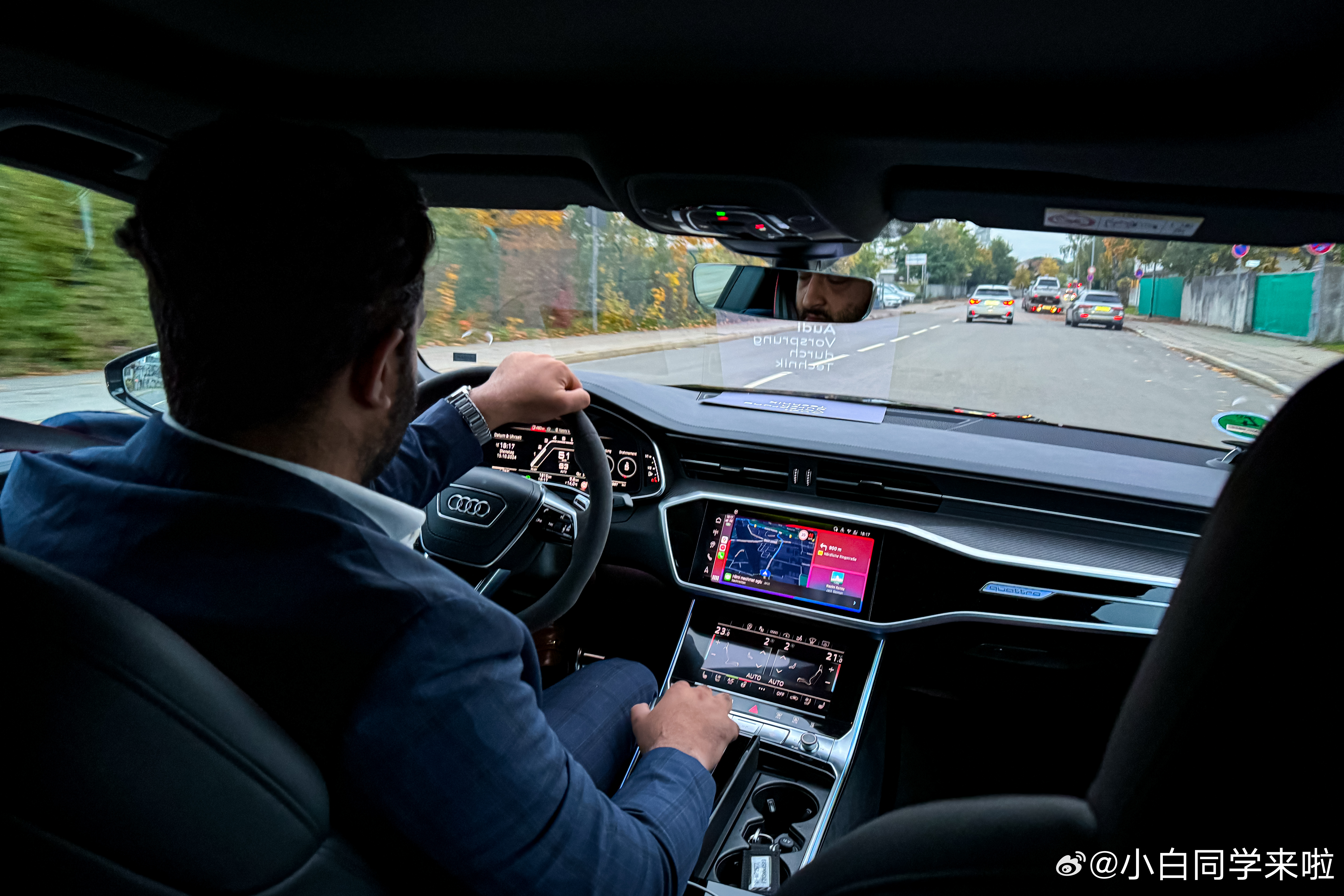 国内车企活动摆渡车一般都用 MPV，奥迪直接全程 e-tron GT。遗憾的是只