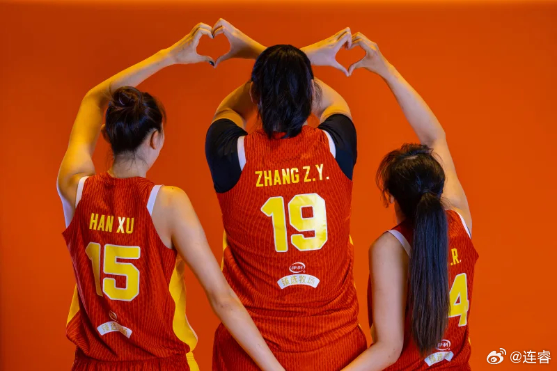 内线绝对有优势，但高低位打的太直球。捷克女篮非常明确的收缩，多人协防篮下。这时侧