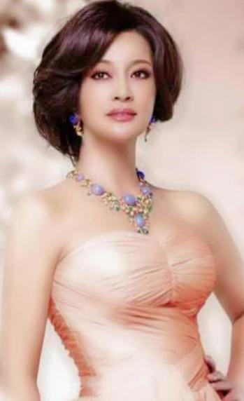 [微风]1982年，刘晓庆到南京演出，遇见了正在拍戏的迟志强，晚上几杯酒下肚后，