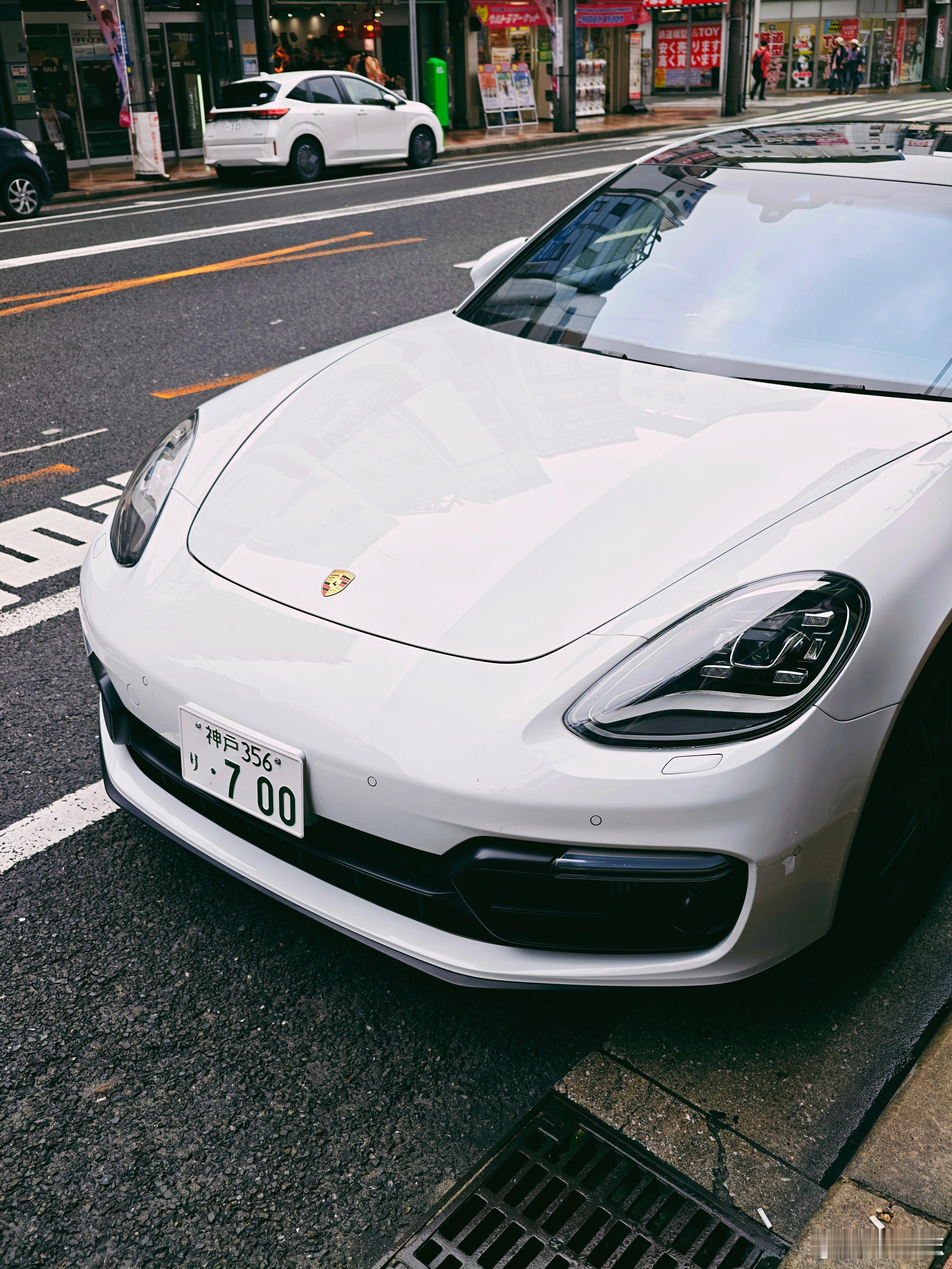 V8的保时捷Panamera GTS，看着确实比六缸的帅一点。话说这个外形为什么