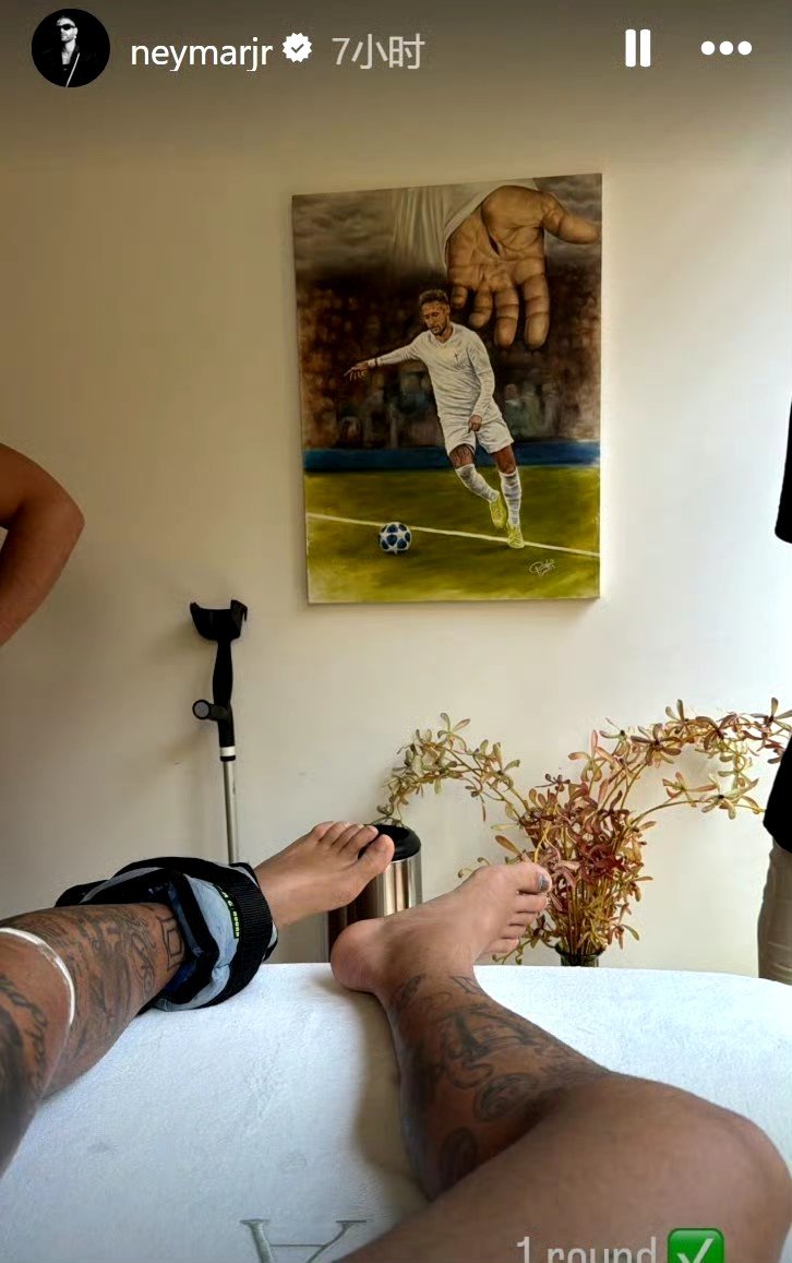 左膝半月板修复手术后，康复训练也很重要。看到内马尔晒照片，估计修复撕裂伤很成功，