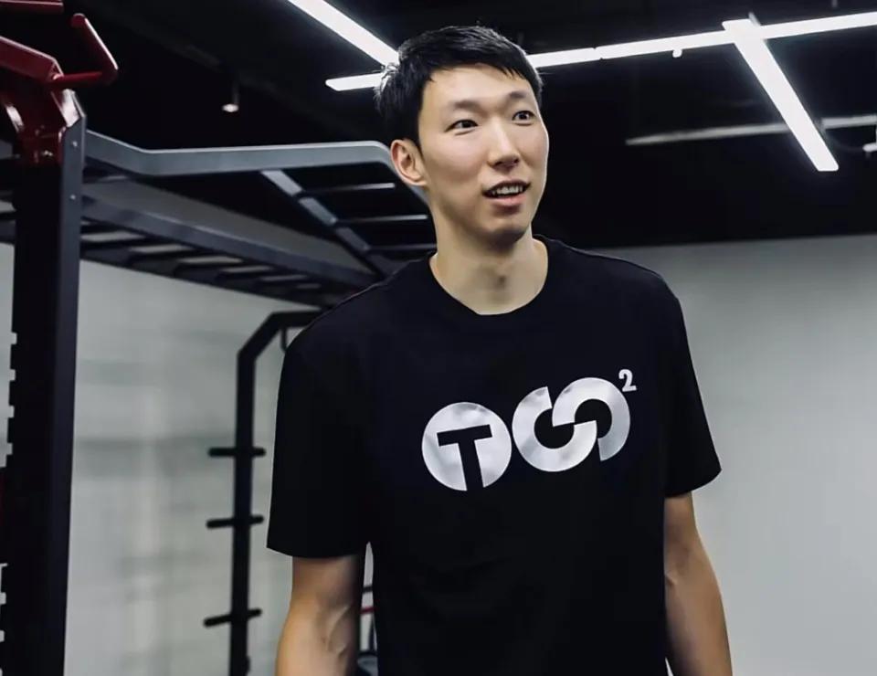 周琦：篮球之路的争议与抉择
 
在篮球的世界里，有一位球员始终处于舆论的风暴中心