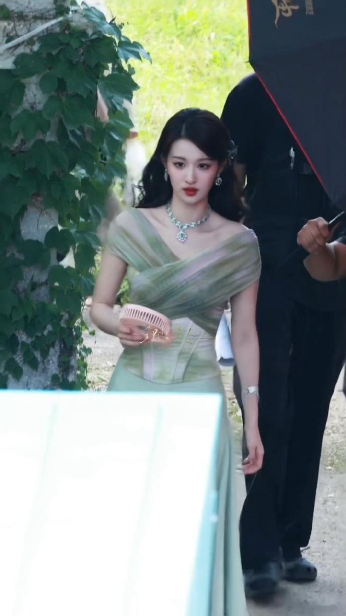 王楚然可塑性太强了王楚然百变女王酷飒皮衣气场全开，华丽礼服优雅大方，甜美公主裙温