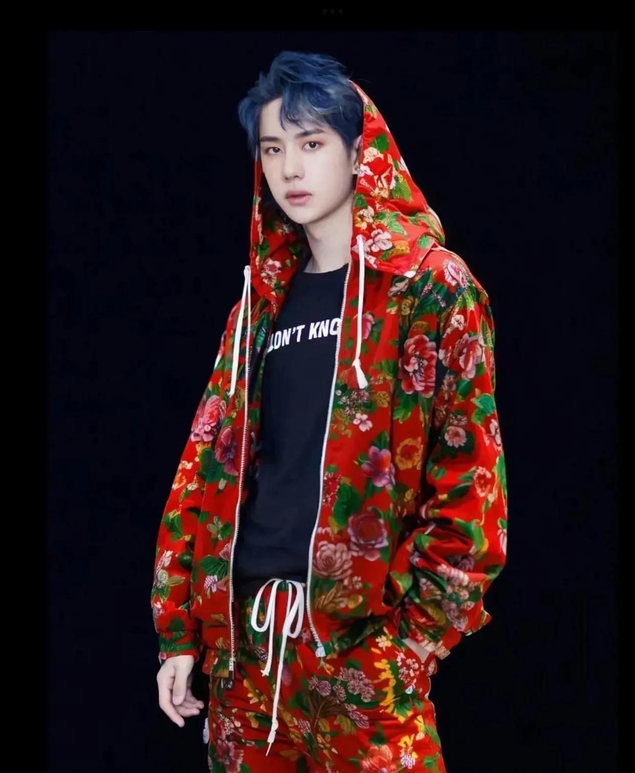 天啊！还真的好好看！
一博真的什么衣服穿在身上都贵气。
是谁把这东北大红花穿一博