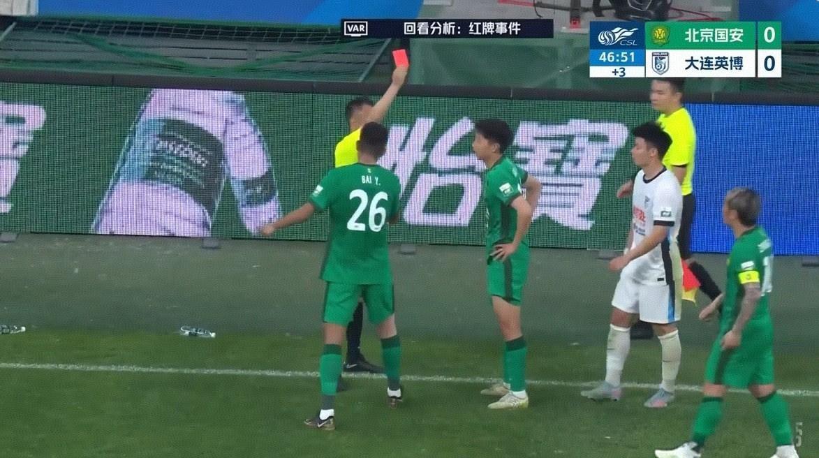这你敢信？北京国安半场被罚下一人，下半场还射丢了点球，最后竟然还能3-0大胜大连