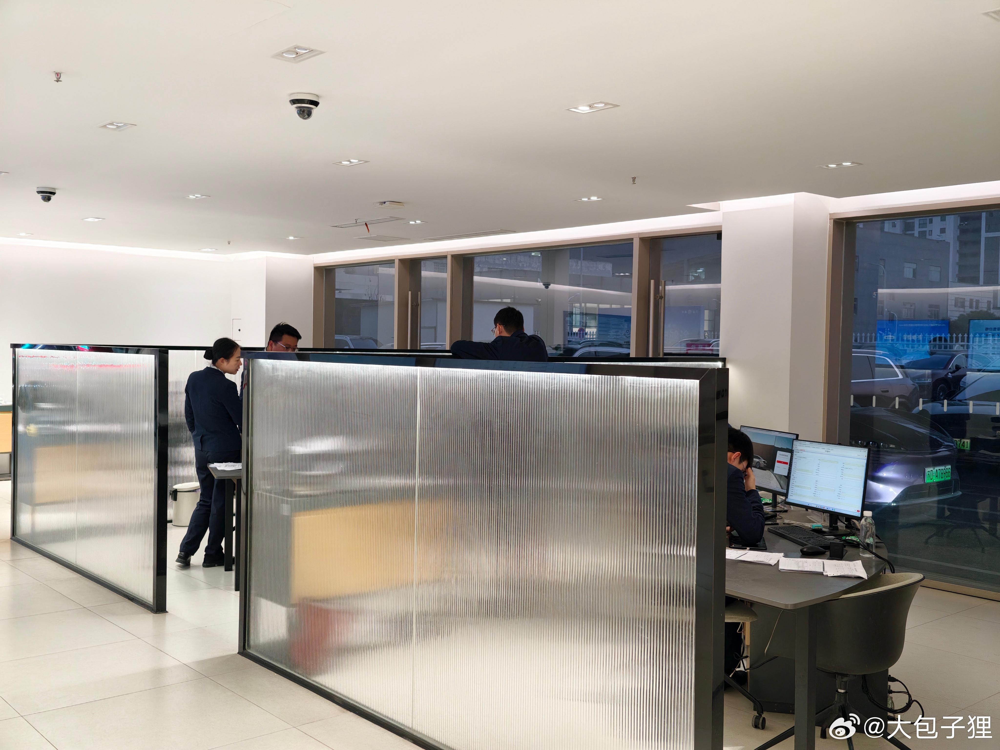 来领个智界的轮毂标，五点半下班了，但是鸿蒙智行门店里的星夜服务还是灯火通明，顾客