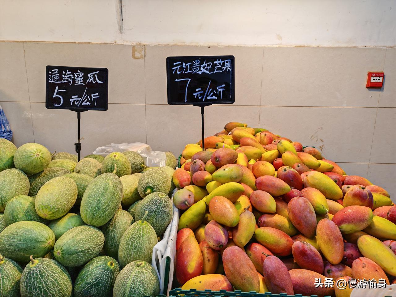 旅居昆明的最大爱好就是赶街、逛菜市场！
五里多农贸市场是我刚来昆明旅居时第一个光