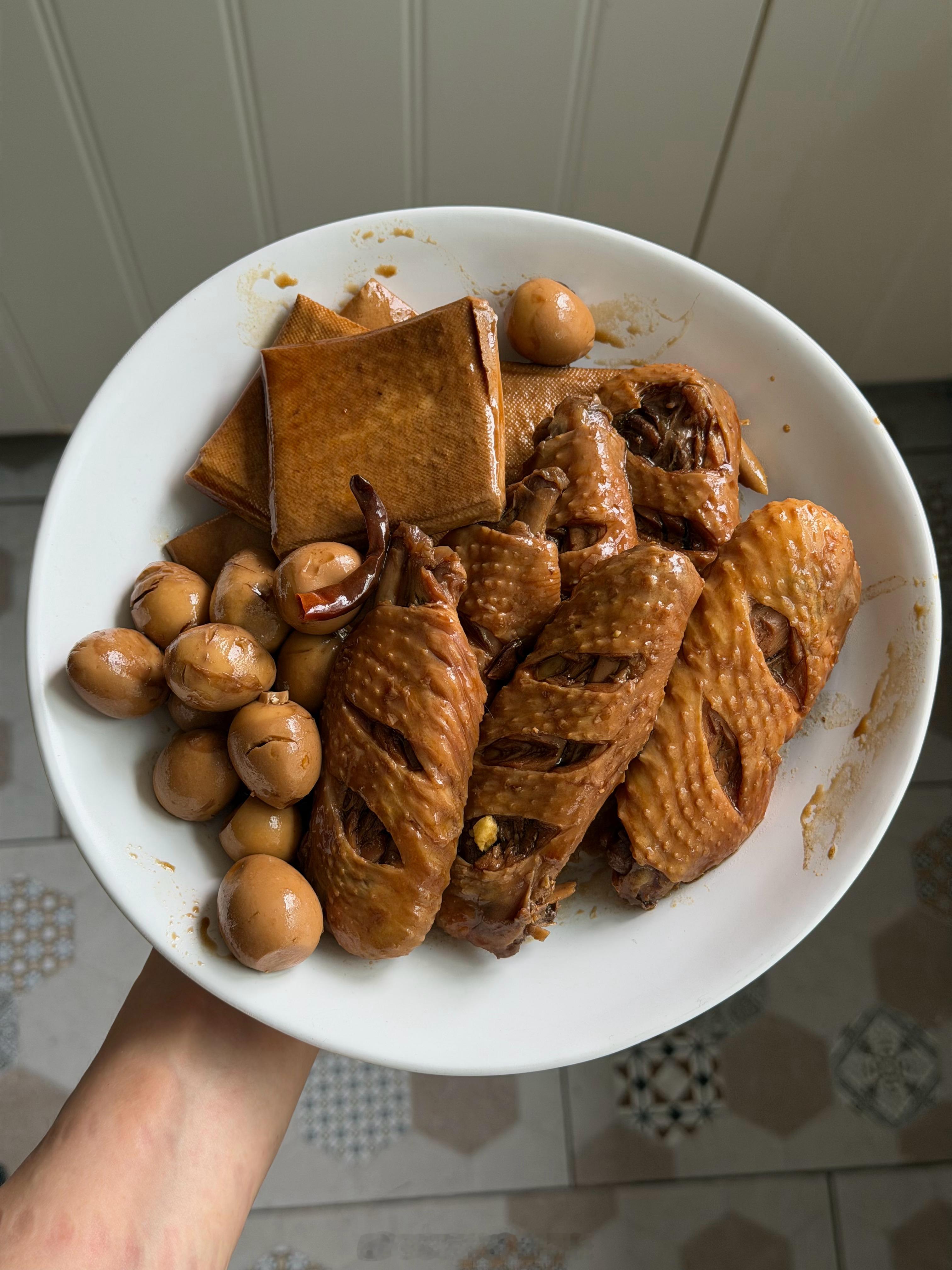晚餐🥣卤拼（鹌鹑蛋，豆腐干，鸡翅）凉拌烧椒茄子五花肉烧豆角煎蛋蔬菜汤杂粮饭随手