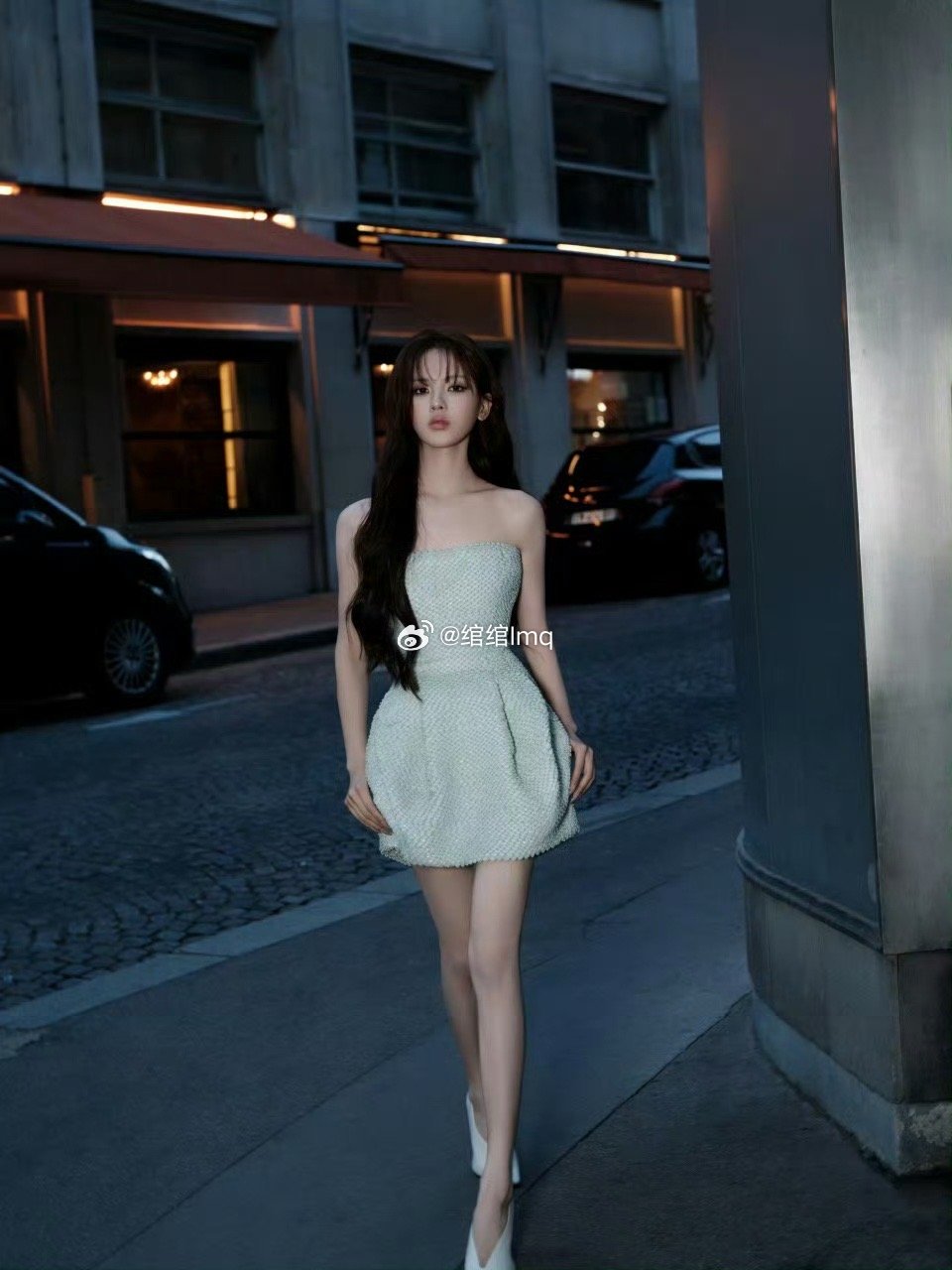 杨超越巴黎世家全球首穿杨超越立体雕塑裙 杨超越巴黎时装周看秀造型🈶好精致的立体