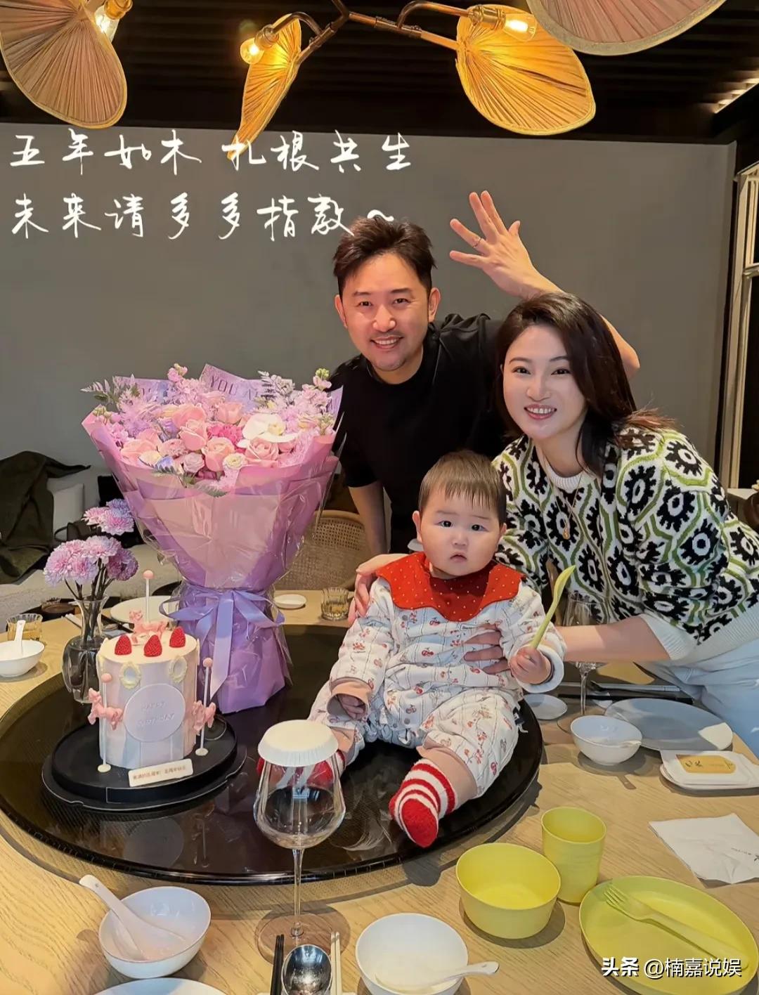 “最美军花”侯梦莎晒结婚五周年全家福，夫妻俩都胖出了幸福肥。
婆家娘家人一起聚餐