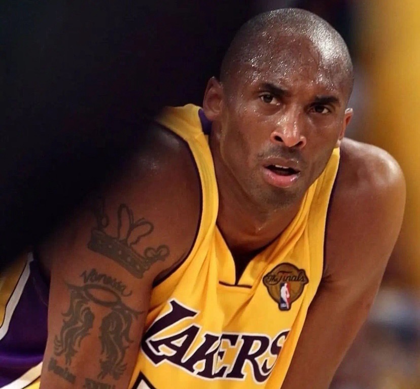 永远不要埋怨你已经发生的事情，要么就改变它，要么就安静的接受它。没有人会为了你的