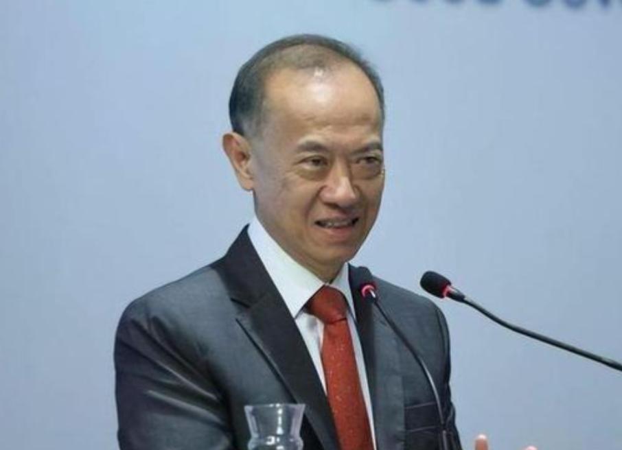 新加坡前外长杨荣文说：“不要看美国动不动就威胁中国、制裁中国，其实美国从根本上不