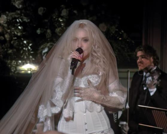 麦当娜穿婚纱表演。今天是2026年3月5日，她已经过了67岁生日，所以现在是67