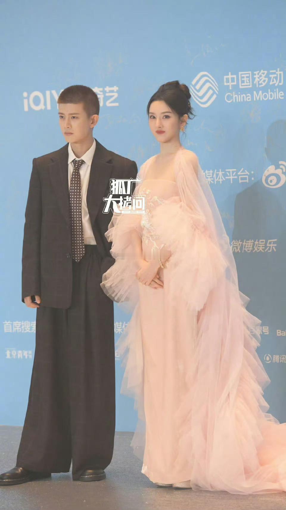 认真看明白了是任嘉伦和宋祖儿以为蕾丝结婚了 