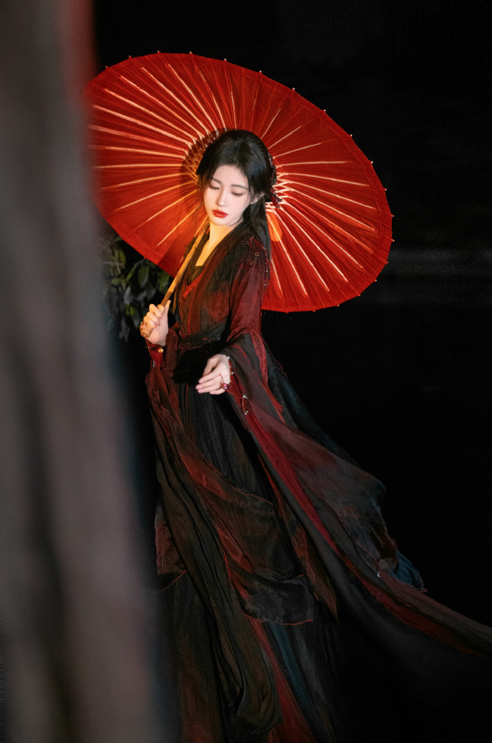 #鞠婧祎撑伞独行##鞠婧祎红色妖姬具象化#鞠婧祎的红裙在风中摇曳，伞下的她似是遗