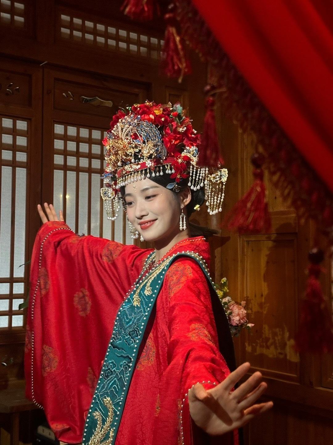 #榜上佳婿首发杀青特辑# 噜噜晓杀青快乐🎉，每次都会被古装造型惊艳到！明艳大气