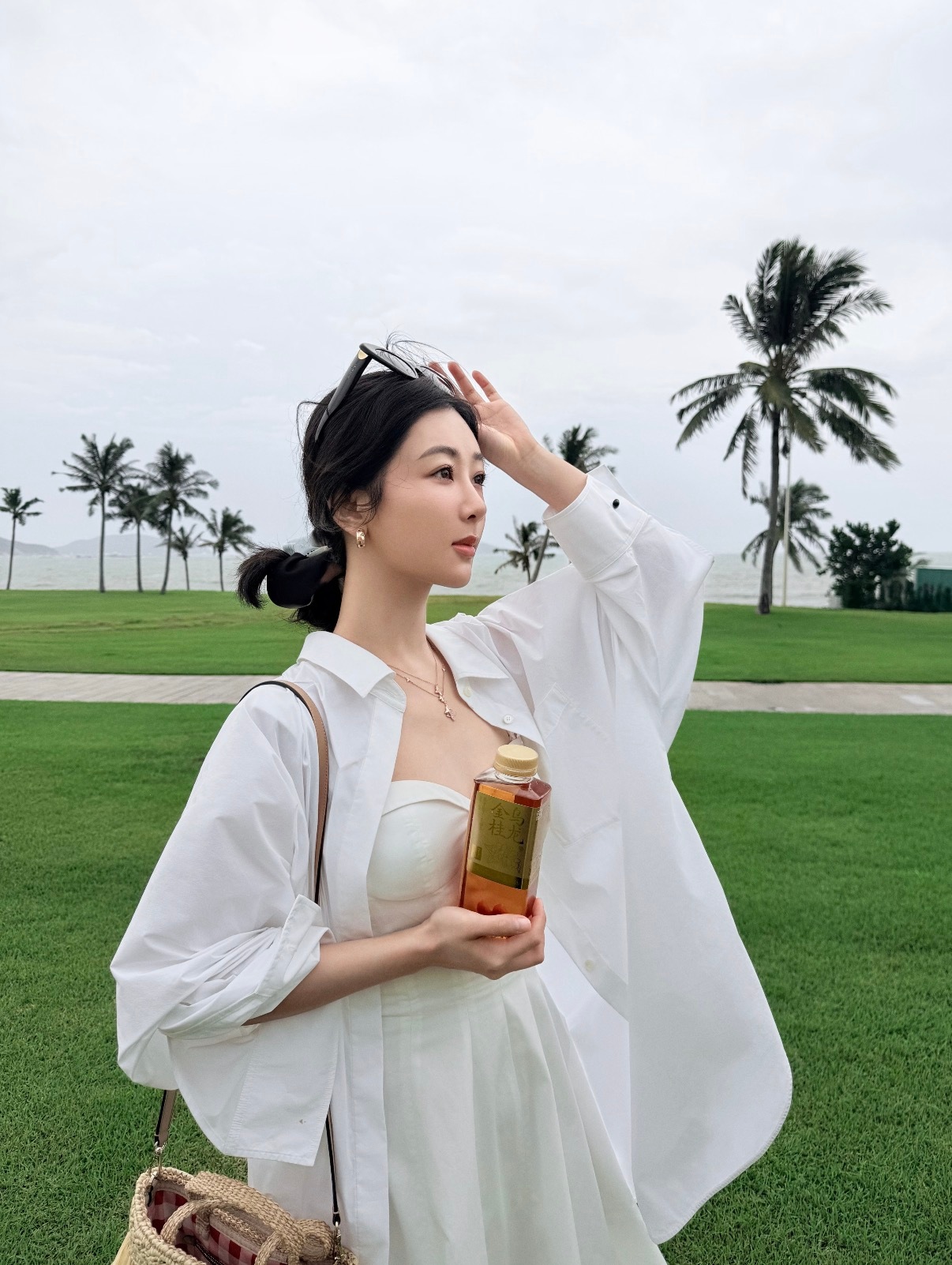 杨紫 [流鼻血]杨紫这一张是去三亚旅游的照片 啊啊啊怎么就一张[色] ​​​
