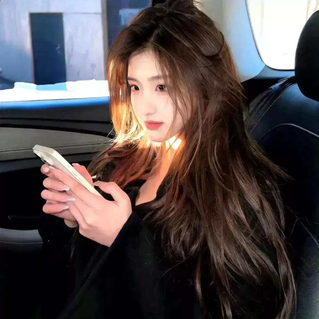 车中静谧时光，手机记录美好瞬间。日常旅行记录 秋日出行记 旅行的治愈瞬间 旅行日