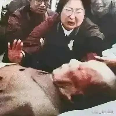 从小被父亲宠爱的女儿，父亲去逝，女儿哭得泪流满面，天荒地暗。没有了父爱的日子，就