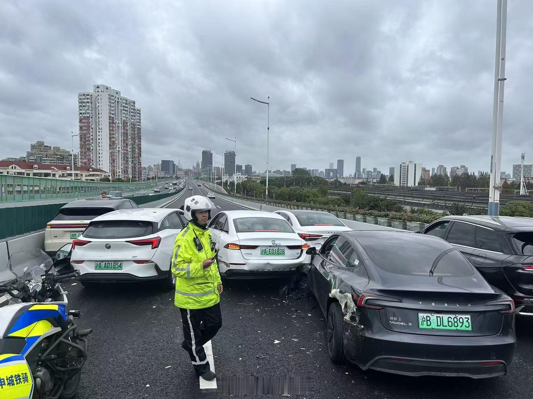 接着上条视频...虽然是台风天，也不至于在马路上翻这么多车吧，风也不大啊[允悲]