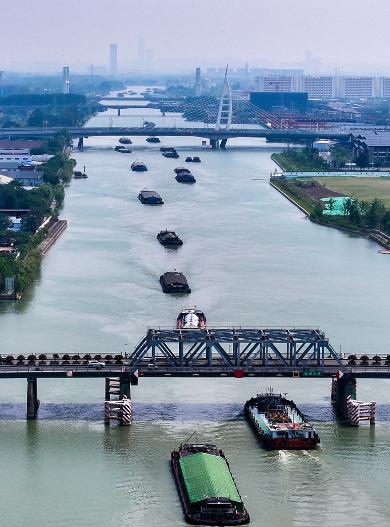 霍尔木兹海峡被封锁后，美国老百姓才发现轰炸伊朗之后，受伤最深的居然是自己。
 