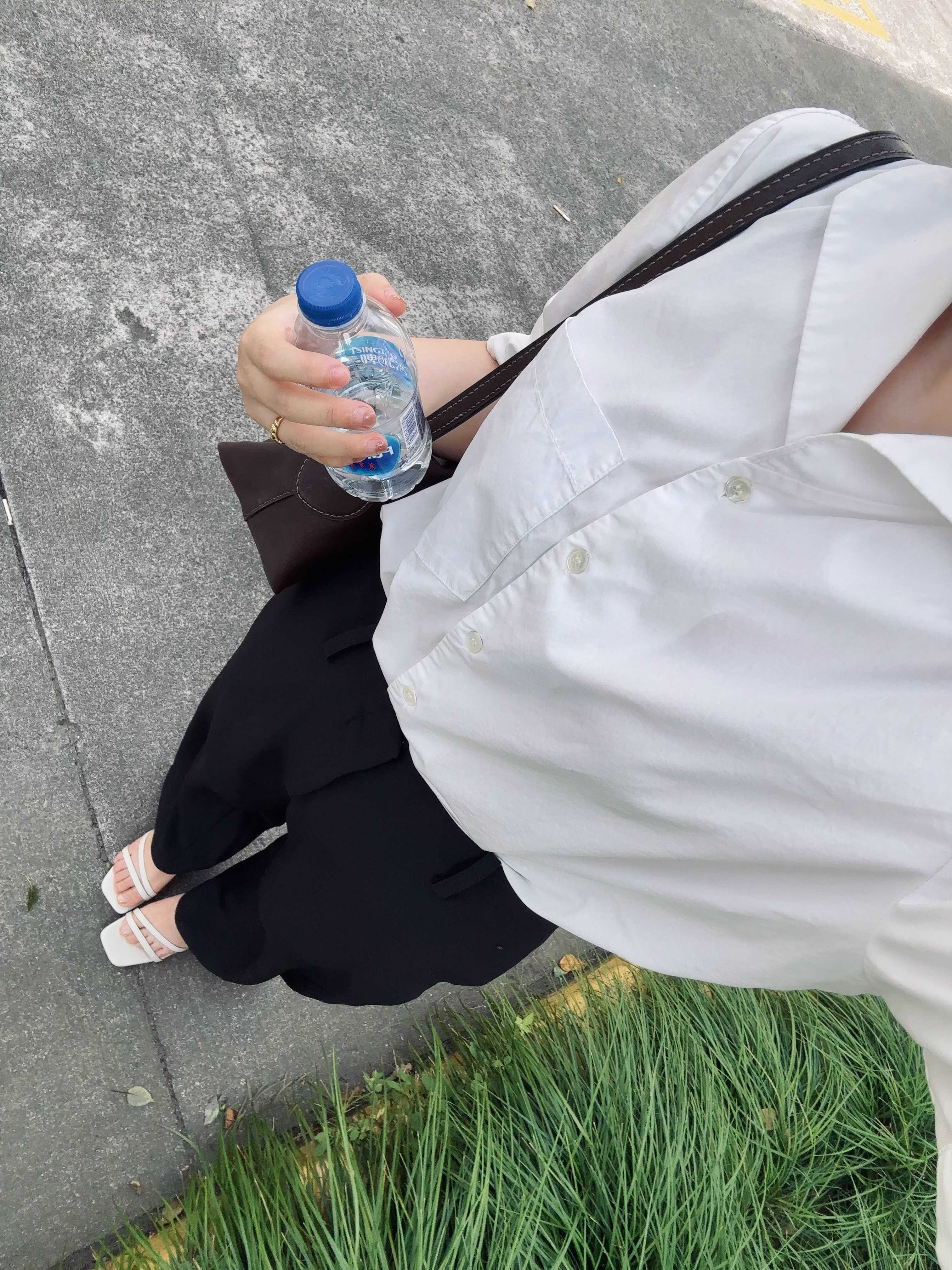 矮肥圆的日常穿衣 特别适合上班的白衬衫黑裤子，以及这个切尔西单肩包。这个黑裤子老