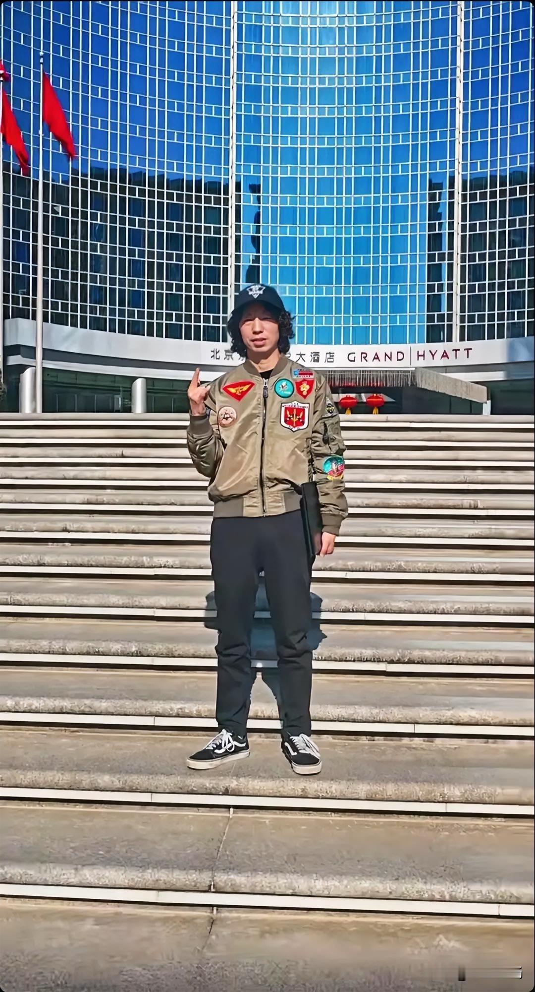 “滑板鞋少年”庞麦郎，赚到钱以后人也长胖了！自从复出后，就在全国各地跑巡演，给N