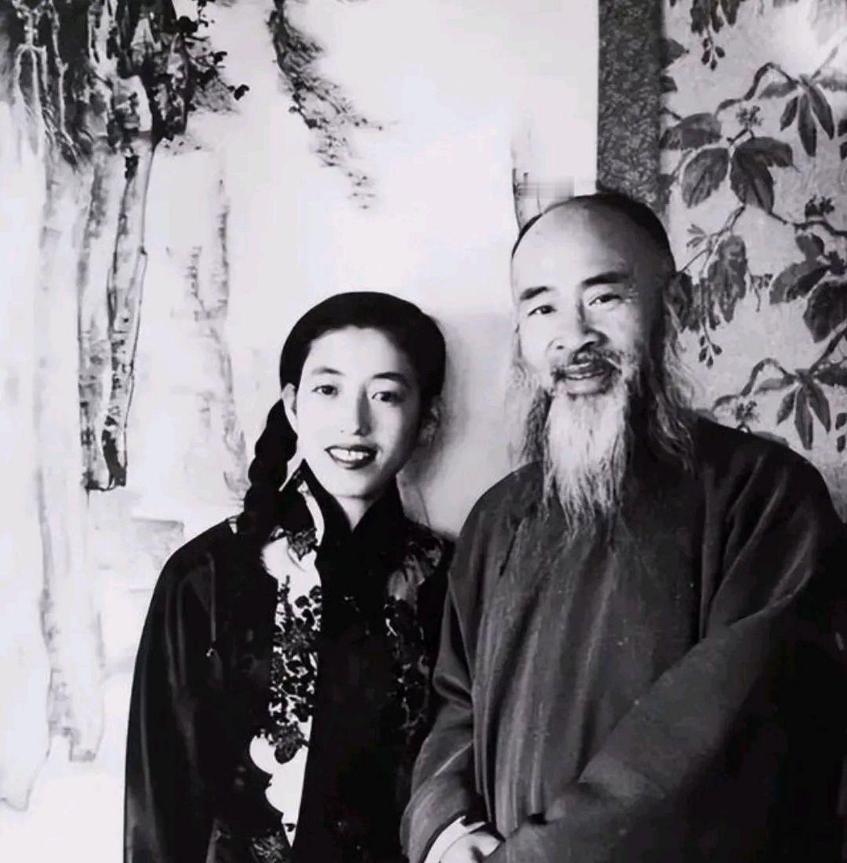 1943年，44岁张大千，看上女儿14岁的闺蜜徐雯波。徐雯波红着脸问：“伯父，我