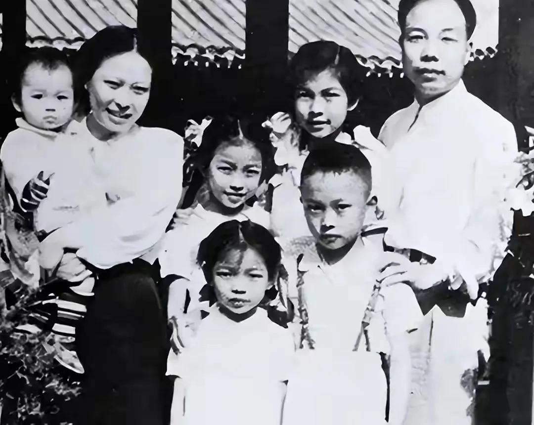 1958年，开国上将萧华回到家乡，找到了
失散24年的妹妹萧金洪。四目相对，萧华