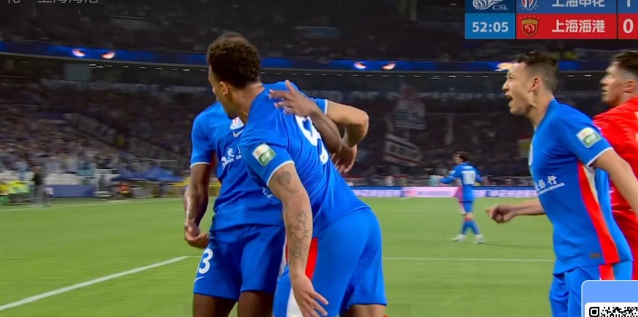 上海申花下半场终于打破僵局，拉唐头球破门，上海申花1比0领先上海海港，申花球迷沸
