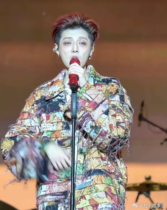 鹿晗老了，关晓彤还是少女。以前鹿晗的脸精致得像开了十级磨皮，连抬头的角度都得反复