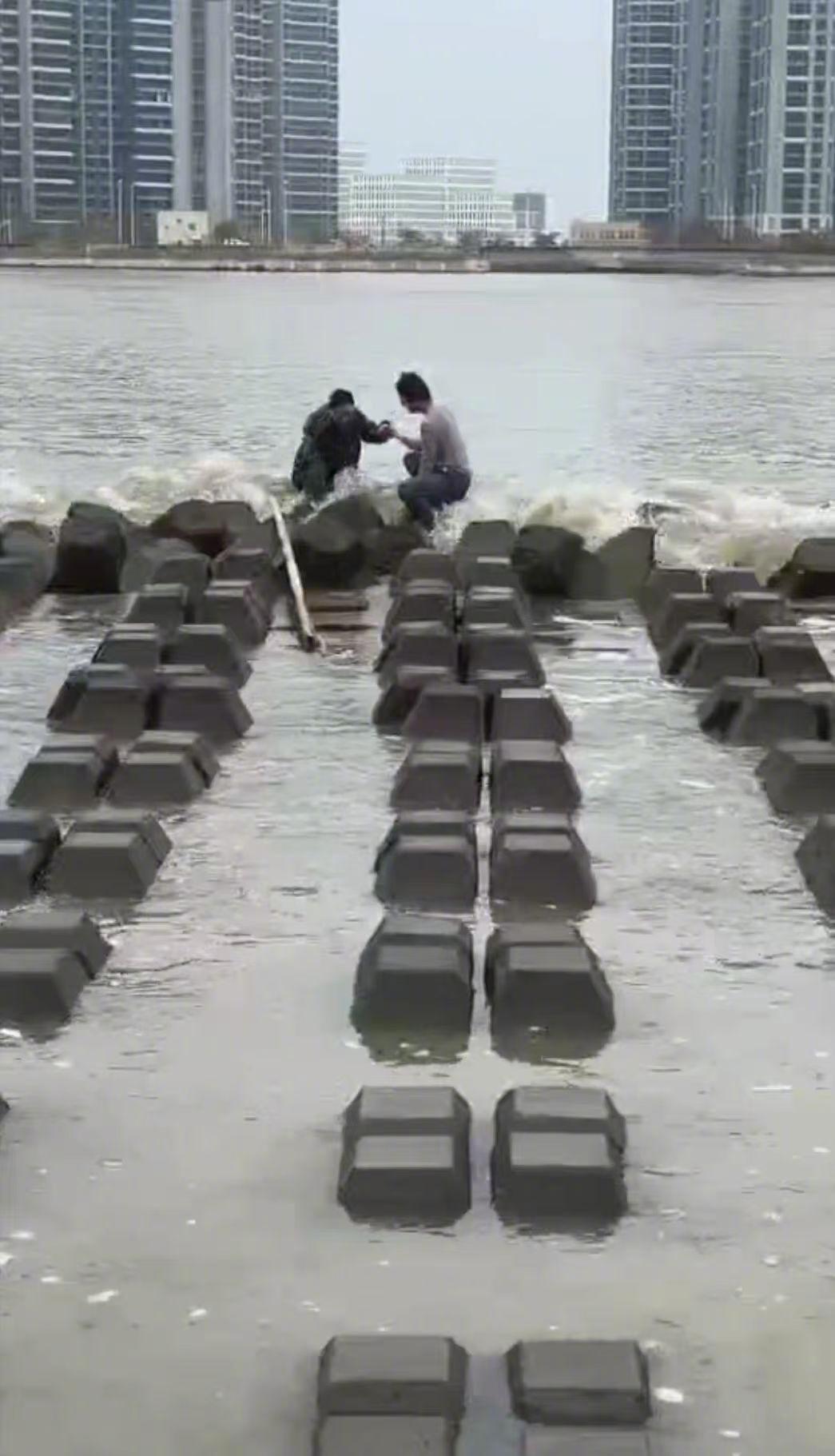 #救援队员用竹竿救起漂浮轻生者#【汕头救援队员在水中用竹竿救起漂浮的轻生者！拟认