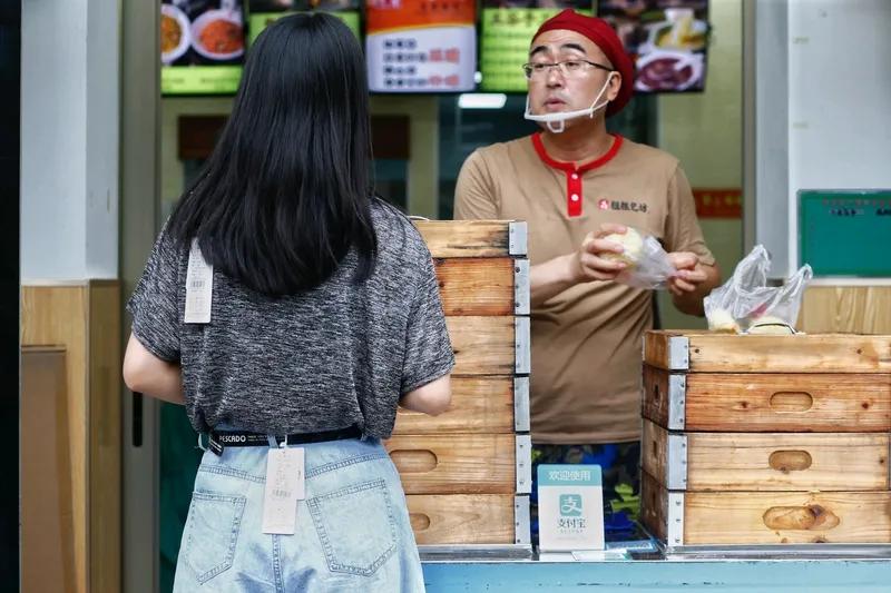 带货赚钱只要合法，钱想给谁确实是个人自由。
就像薇娅事件，她被罚是因为虚构业务偷