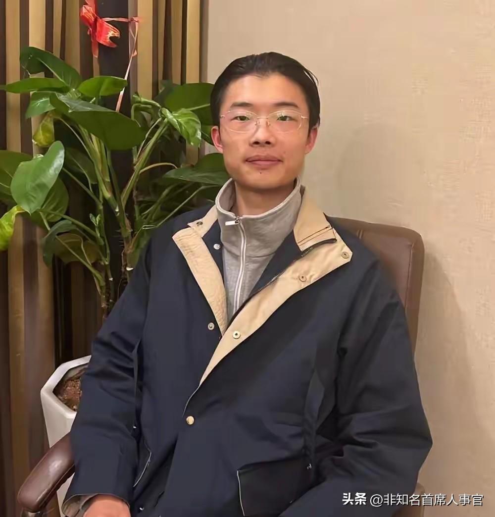 【郭有才归位了！但粉丝还没“睡醒”】

据说郭有才回到了老家菏泽车站，一边唱歌一