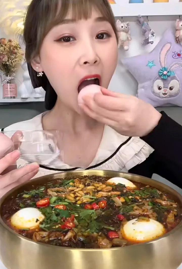 美食佳肴香，佳人笑颜开。#美酒佳肴配佳人# #吃漂亮饭心情好# #美食的魅力何在
