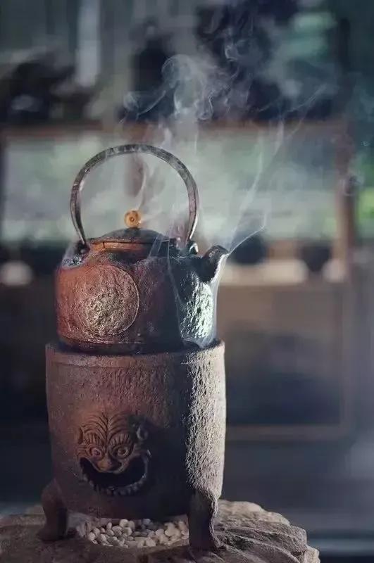 过去艰苦的日子，能够喝上白开水就很开心。后来就开始品茶，品茶的等级也越来越高。我