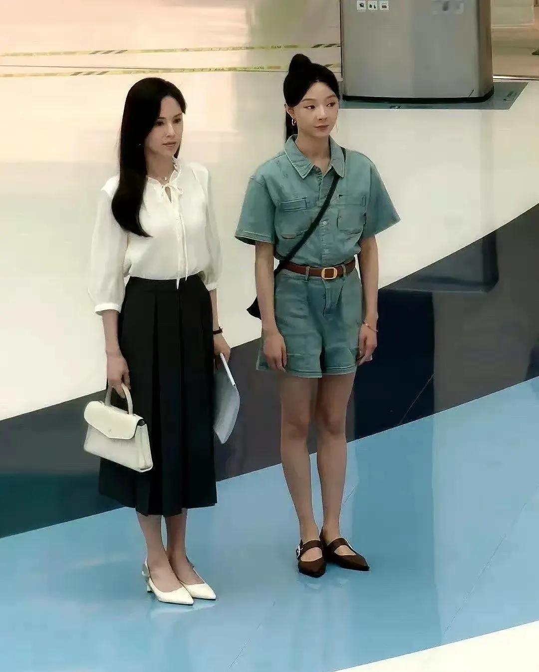 普通女生还是不要盲目地去找女明星合影，会输得很惨！仗着自己年轻漂亮也不行，因为这